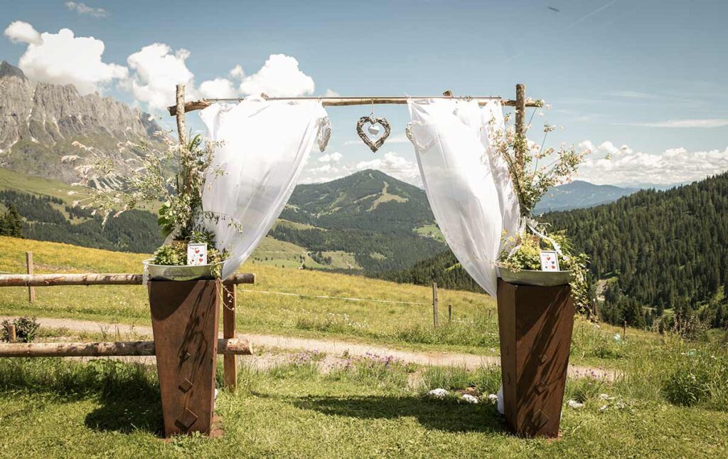 Traubogen bei einer freien Trauung auf der Tiergartenalm in der Region Hochkönig