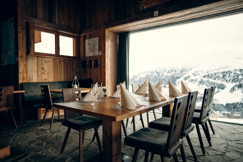 Tischsetting auf einer Berghochzeit in Österreich