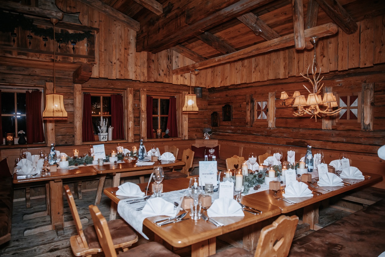 Gedeckte Tische bei einer Berghochzeit auf der Almhütte