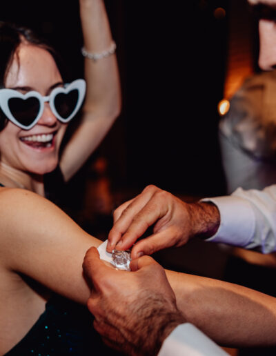 Tattoos bei der Party auf einer Hochzeit in den Bergen