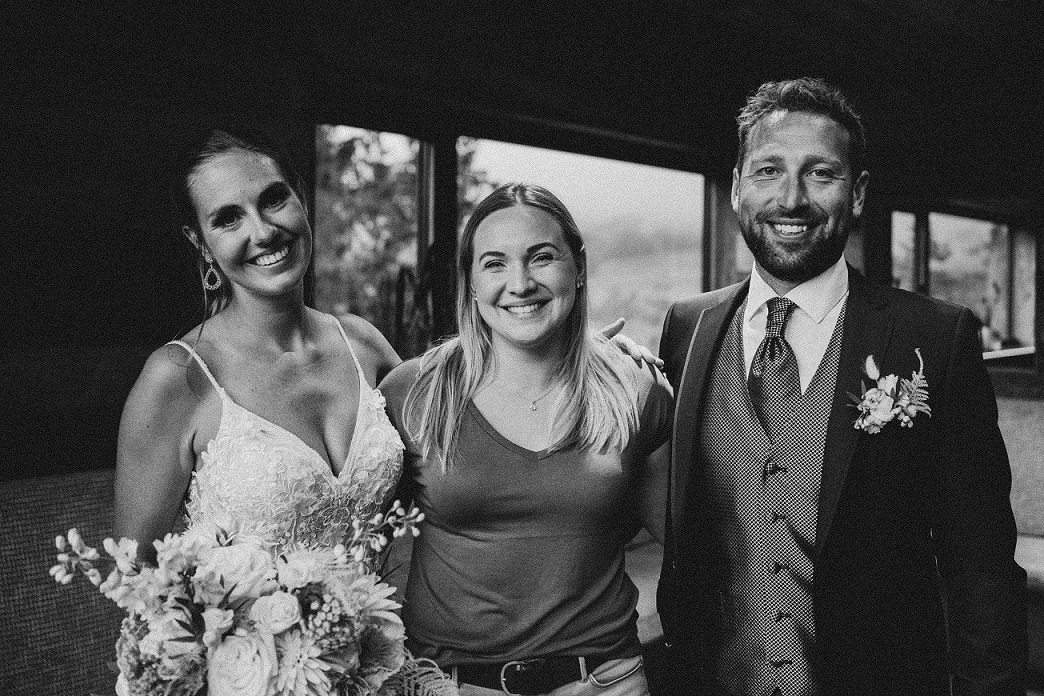 Ronja Baumbach Hochzeitsplanerin mit einem Brautpaar bei ihrer Berghochzeit in den Alpen