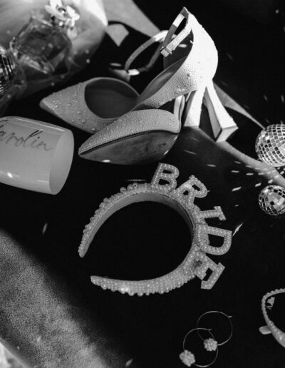 Accessories for the bride at a mountain wedding with a disco feeling