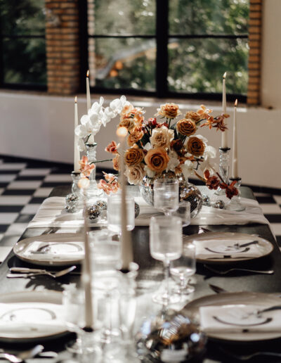 Table decorations with flowers and candles for a mountain wedding