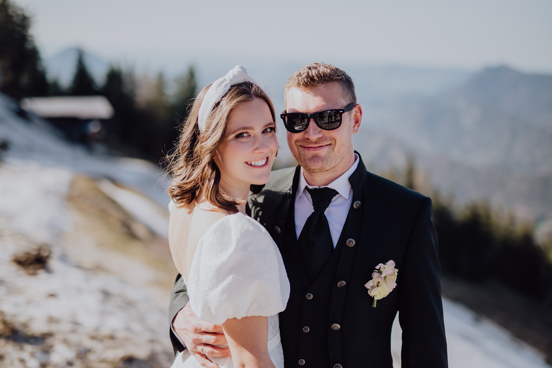 Glückliches Brautpaar bei ihrer Hochzeit auf dem Zwölferhorn in den Bergen Österreichs