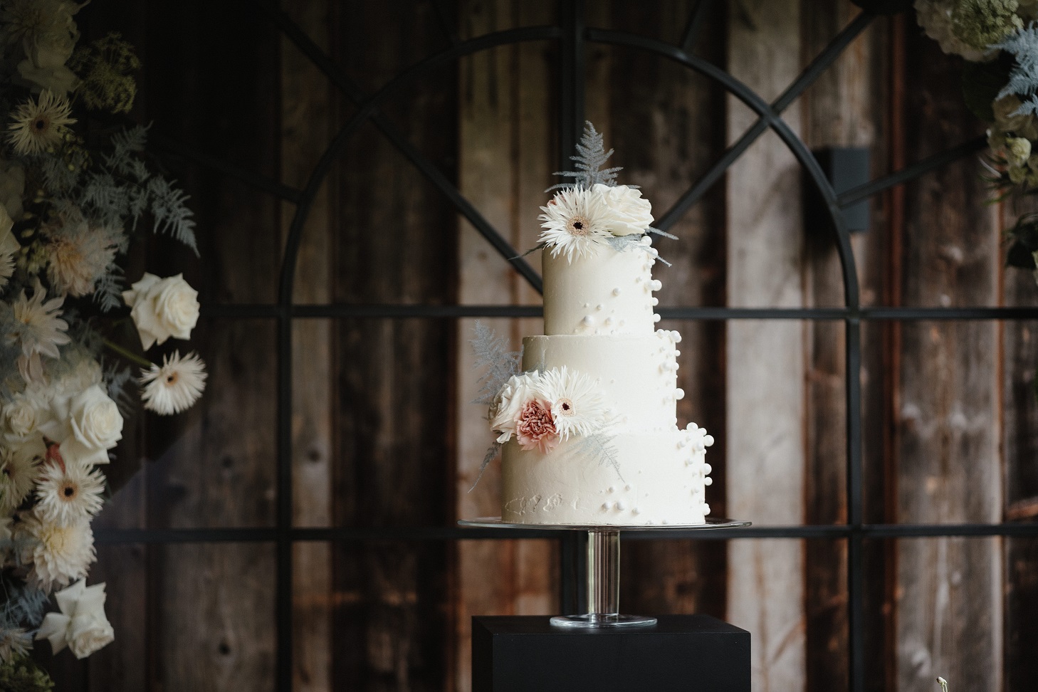 Moderne Hochzeitstorte bei einer Berghochzeit in Österreich