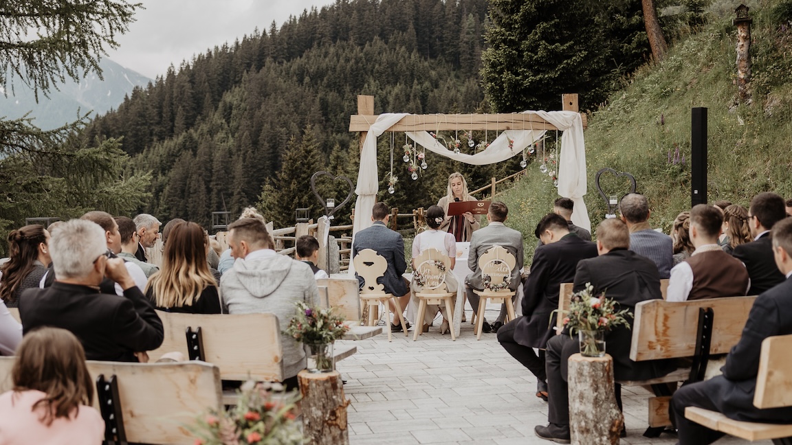 Free wedding ceremony in an alpine hut at a mountain wedding in Austria
