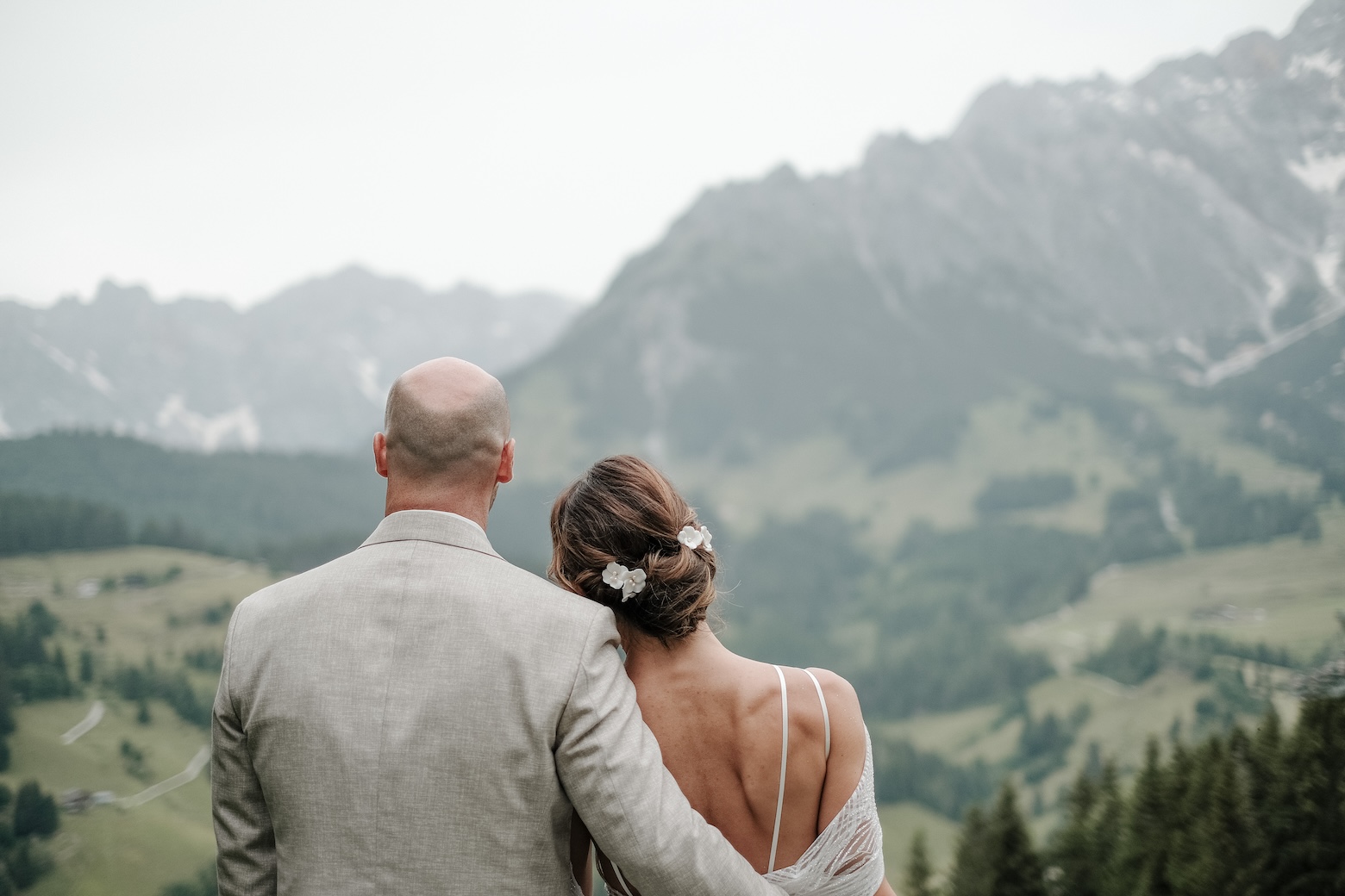 Brautpaar auf ihrer intimen Hochzeit in den Bergen in den Alpen