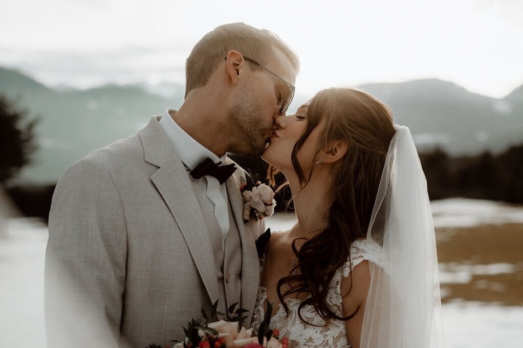 Wedding Planner Austria Mountain Wedding Hochzeitsplaner Kitzbühel Zillertal Innsbruck Österreich Allgäu Brautpaar auf ihrer Winterhochzeit in Österreich auf der Stöttlalm
