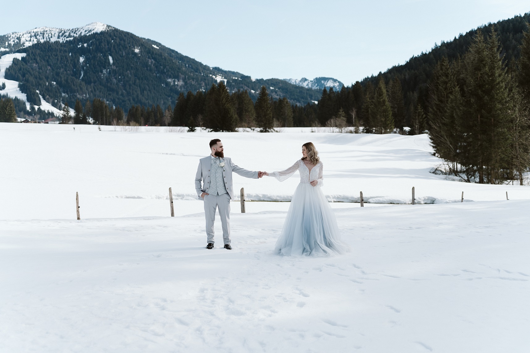 Heiratsantrag Berge Winter Skipiste Ideen Österreich Alpen Brautpaar bei ihrer Winterhochzeit im Schnee nach der Verlobung