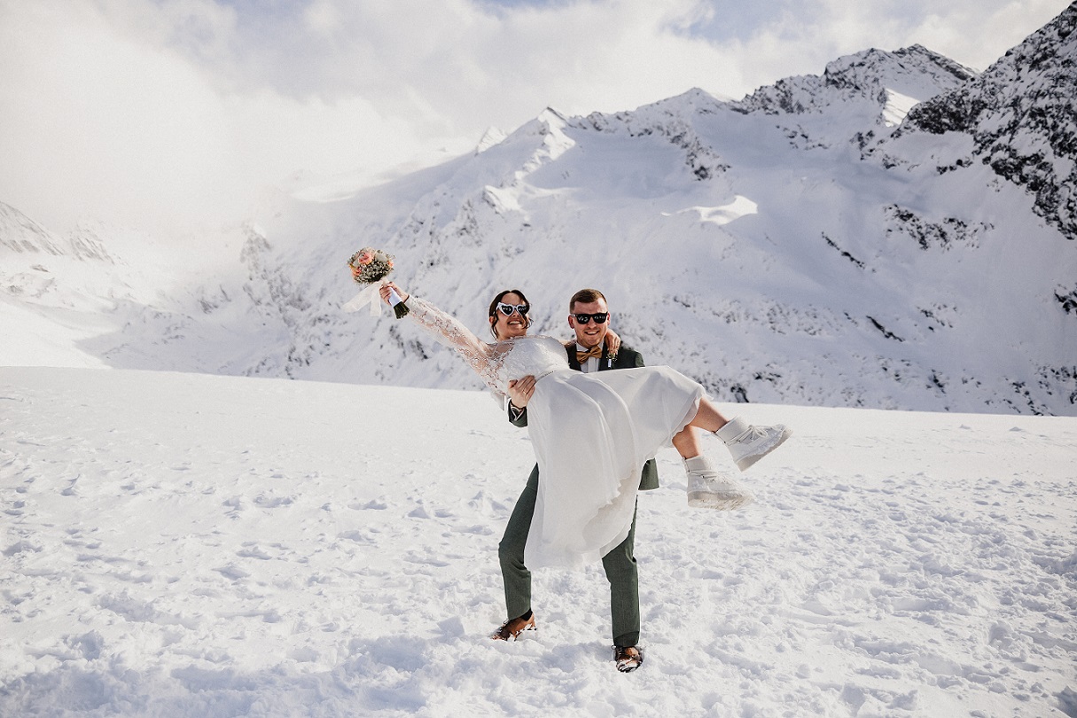 Hochzeitsplaner Österreich Berghochzeit Wedding Planner Austria Tirol Salzburg Winterhochzeit Brautpaar bei ihrer standesamtlichen Berghochzeit im Winter auf der hohe Mut Alm in Sölden