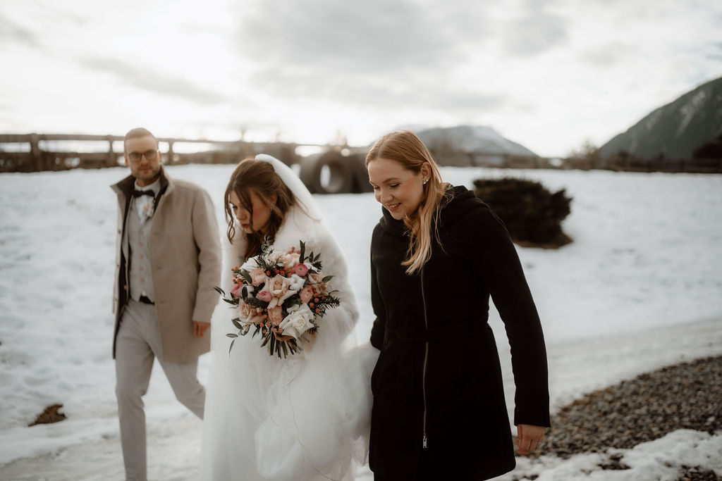 Brautpaar mit ihrer Hochzeitsplanerin am Hochzeitstag in den Bergen