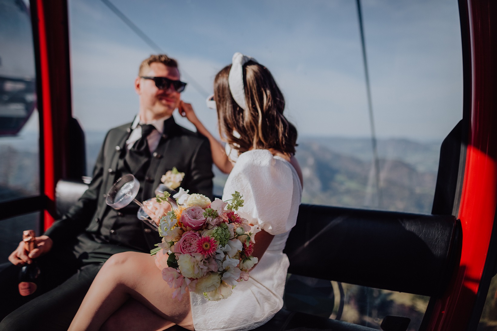 Brautpaar in der Gondel als Shuttle bei ihrer Hochzeit am Berg