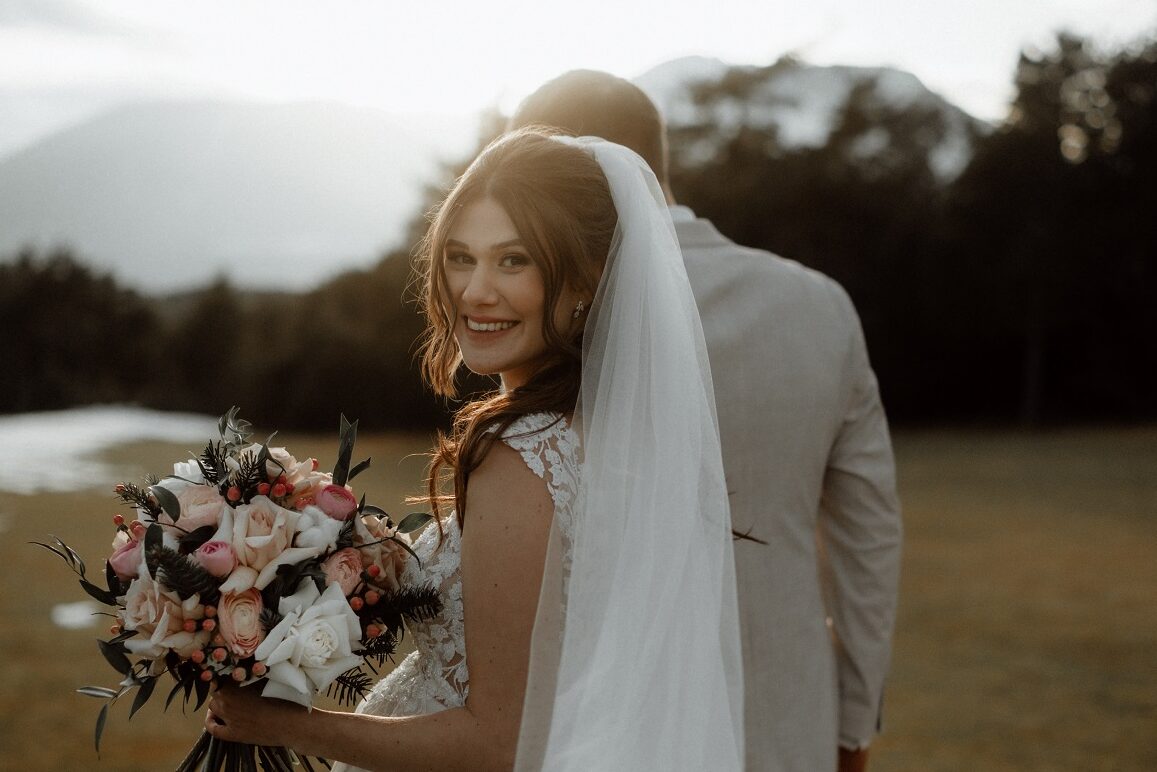 Wedding Planner Österreich Allgäu Salzburg Tirol Innsbruck Hochzeitsplaner Winterhochzeit Berghochzeit Brautpaar bei ihrer Berghochzeit im Winter auf der Stöttlalm in Tirol