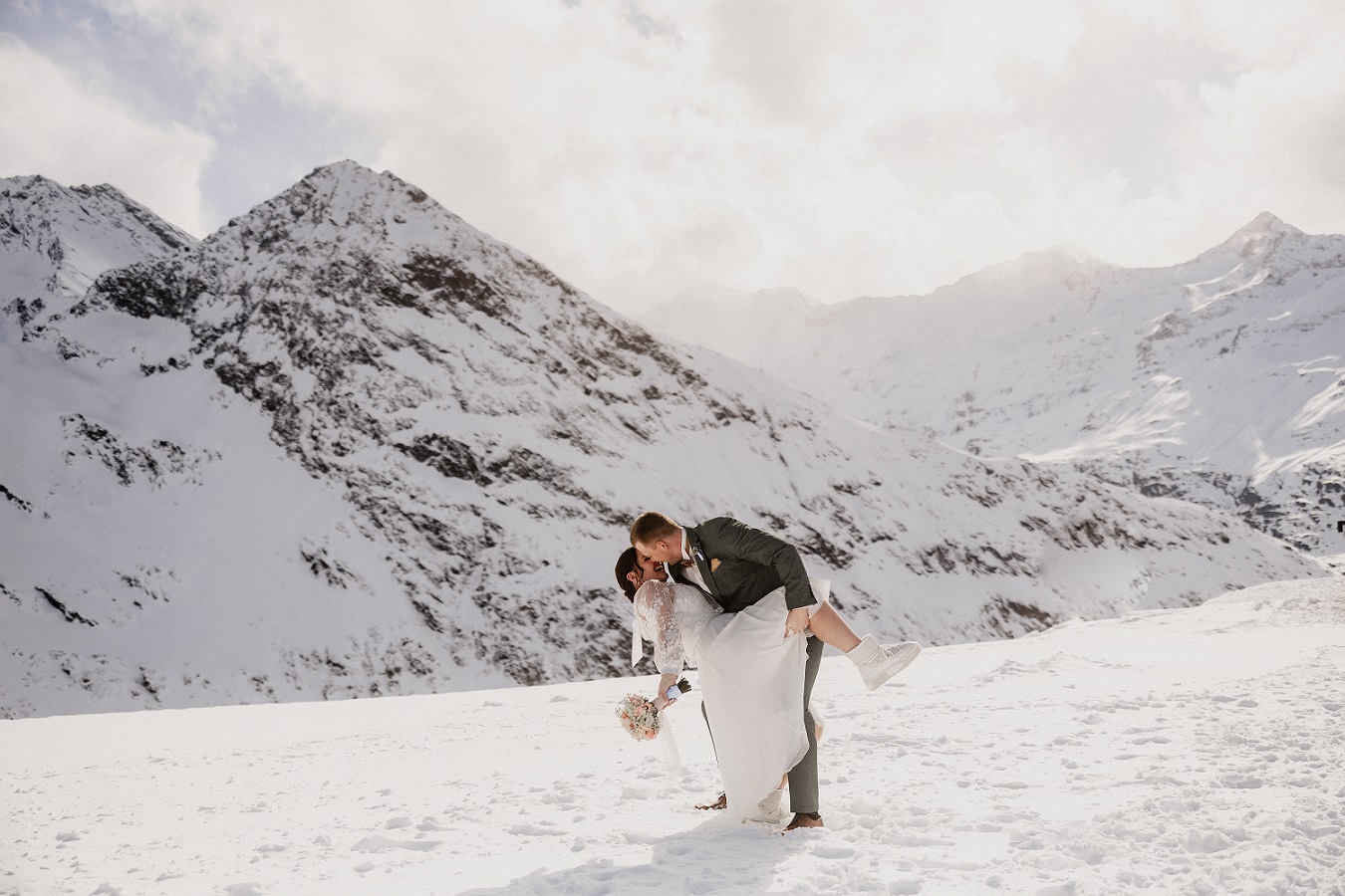 Brautpaar auf dem Gletscher bei ihrer Winterhochzeit in den Alpen