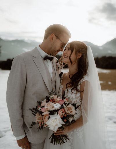 Ruhiger Moment im Schnee – eingefangen bei Tiny Wedding mit Wedding Planner