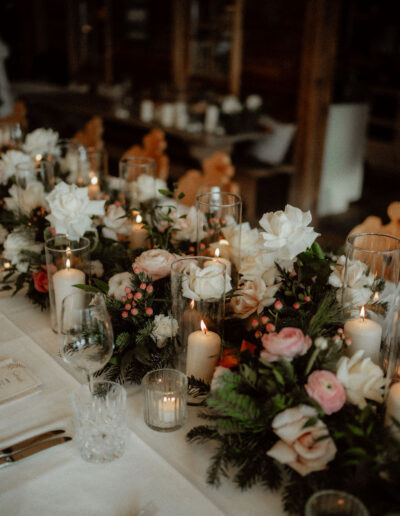 Abendliche Tafel bei Winterhochzeit auf der Stöttlalm