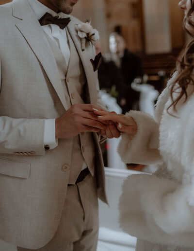 Ringtausch bei Winterhochzeit in den Alpen