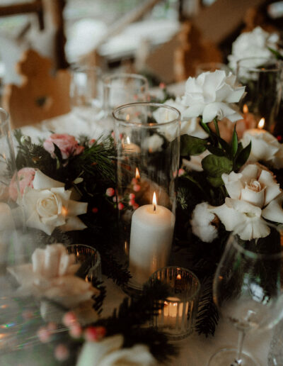 Tischdeko mit Kerzen und Floristik bei Hochzeit im Schnee