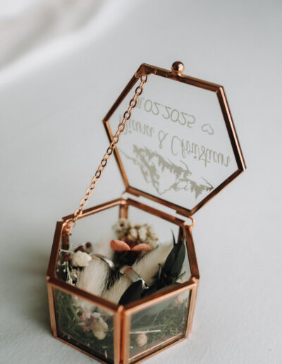 Schmuckkästchen mit Ringen – Hochzeit im Schnee in Tirol