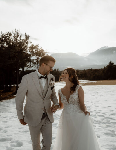 Couple shoot in the winter light of the Alps
