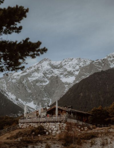Sektempfang im Schnee bei Winterhochzeit in Tirol