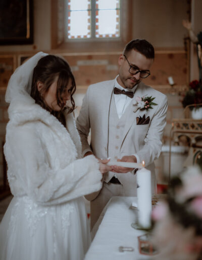 Emotionale Zeremonie bei intimer Hochzeit im Schnee