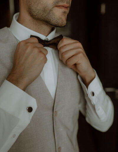 Bräutigam beim Getting Ready – Ablauf organisiert von Hochzeitsplaner