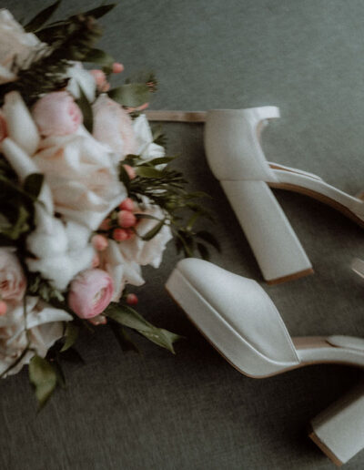 Brautschuhe und Details beim getting Ready ihrer Berghochzeit