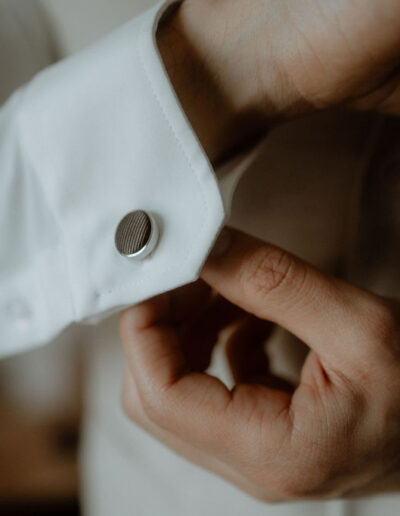 Getting Ready Moment bei Tiny Wedding mit Alpenblick
