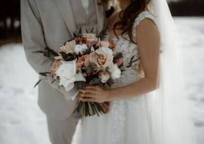 Blumenarrangement bei Hochzeit im Winter