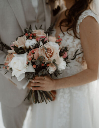 Blumenarrangement bei Hochzeit im Winter