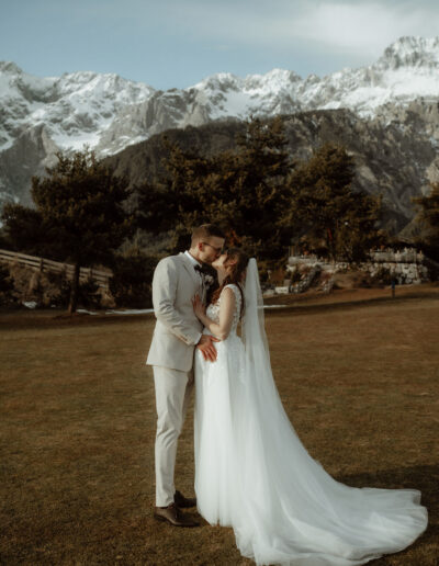 Bergpanorama mit Brautpaar davor an ihrem Hochzeitstag im Winter