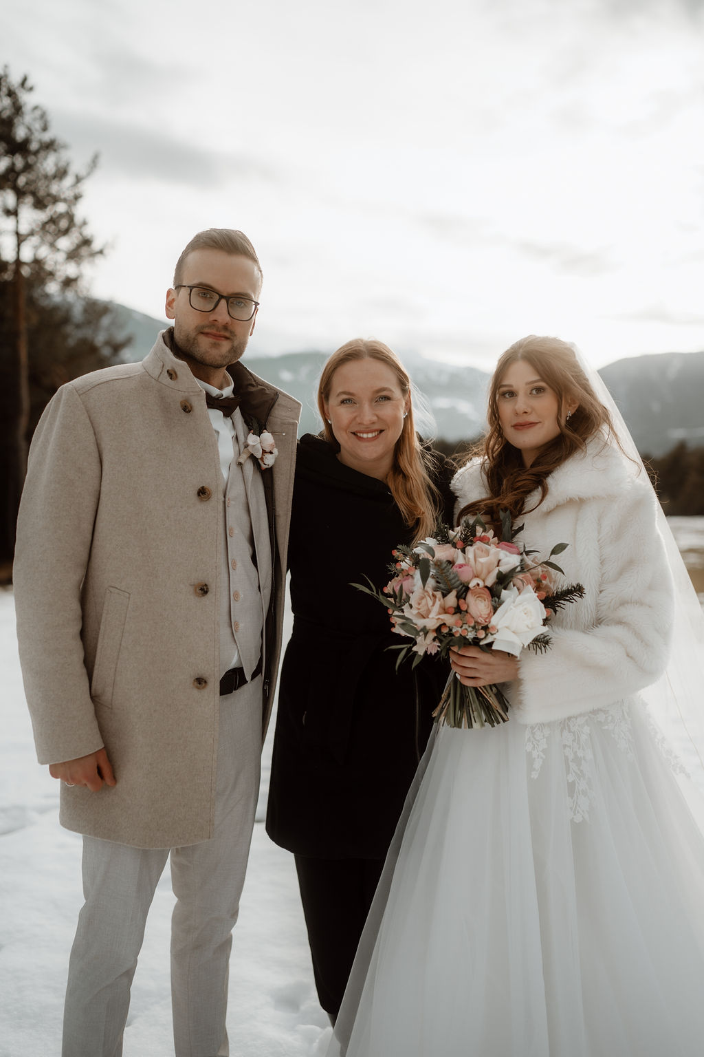 wedding_planner_salzburg_tirol_winterhochzeit Hochzeitsplanerin für Berghochzeiten in Österreich mit Brautpaar