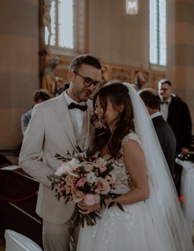 Brautpaar auf ihrer Winterhochzeit bei der kirchlichen Trauung