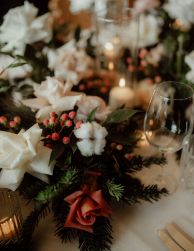 Winterliche Blumendekoration auf einer Tiny Wedding in den Bergen