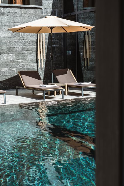 Wellnessbereich mit Pool und Sauna im Chedi Andermatt in den Schweizer Alpen für euren Honeymoon