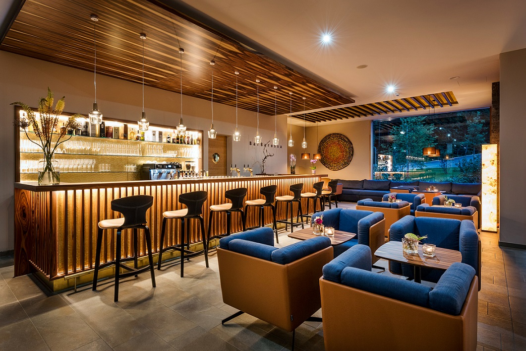 Hotelbar im Klosterhof für romantische Flitterwochen in den Bergen