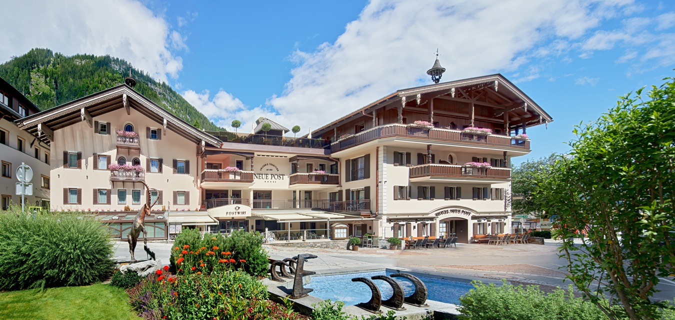 Das romantische Hotel Neue Post in Mayrhofen – perfekte Lage für Flitterwochen, Hochzeitsreisen und exklusive Wellnessauszeit in den Tiroler Alpen.