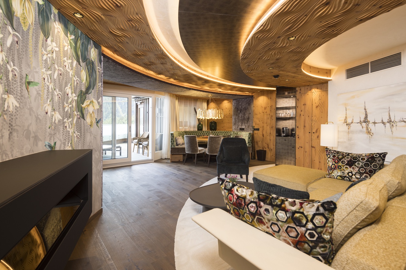 Modern-alpine Suite mit eleganter Einrichtung und Bergblick im STOCK Resort – ideal für einen romantischen Wellnessurlaub zu zweit im Zillertal.