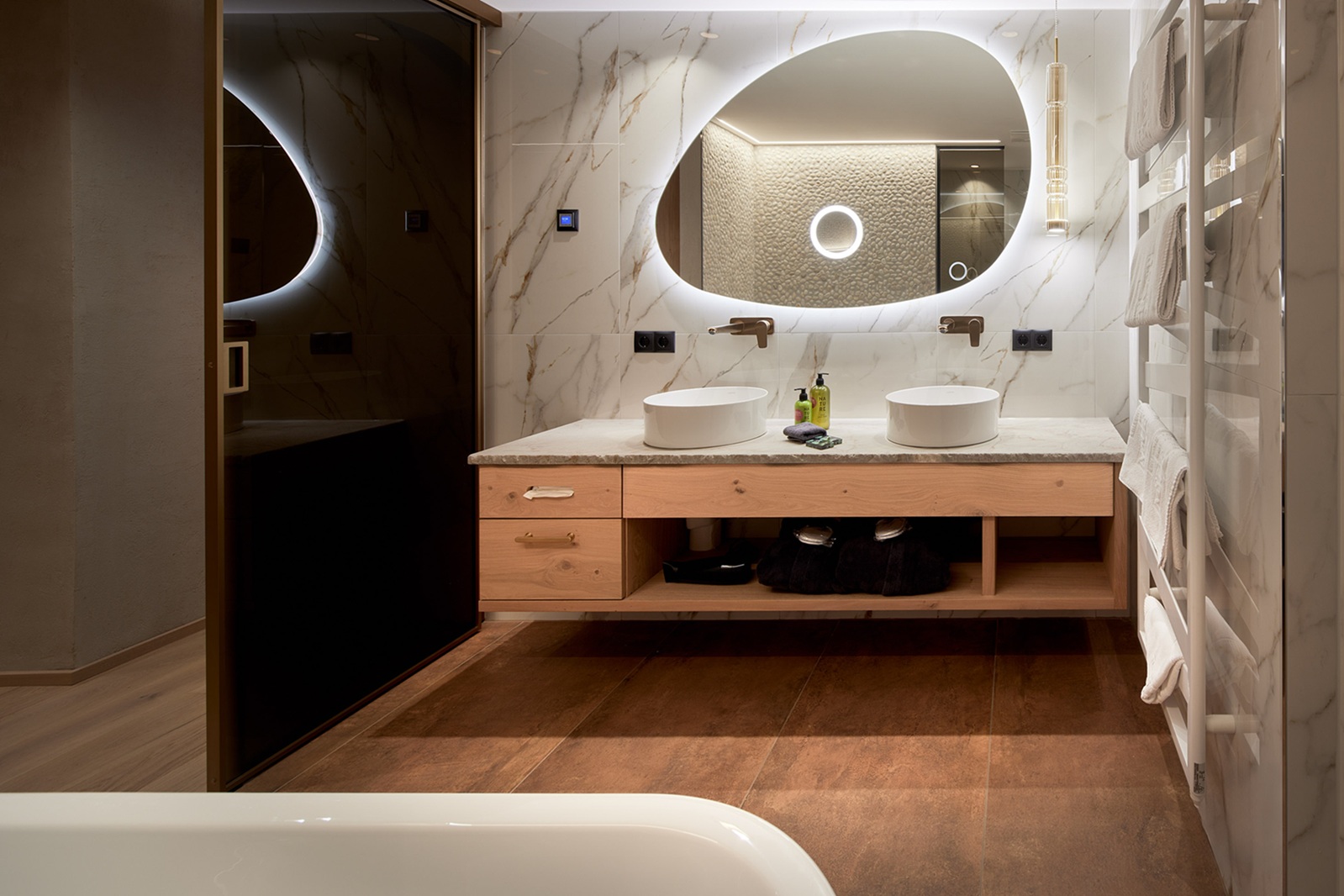 Hochwertiges Design-Badezimmer mit Doppelwaschbecken im romantischen Wellnesshotel in Tirol – perfekt für Hochzeitsreisen und Paarurlaub in den Alpen.