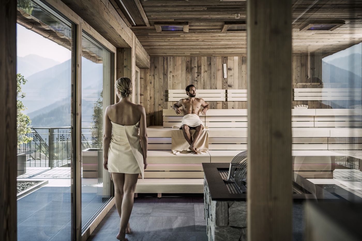 Exklusive Sauna mit Alpenblick im STOCK Resort – ideal für entspannte Flitterwochen und romantische Wellnessmomente in den Bergen.
