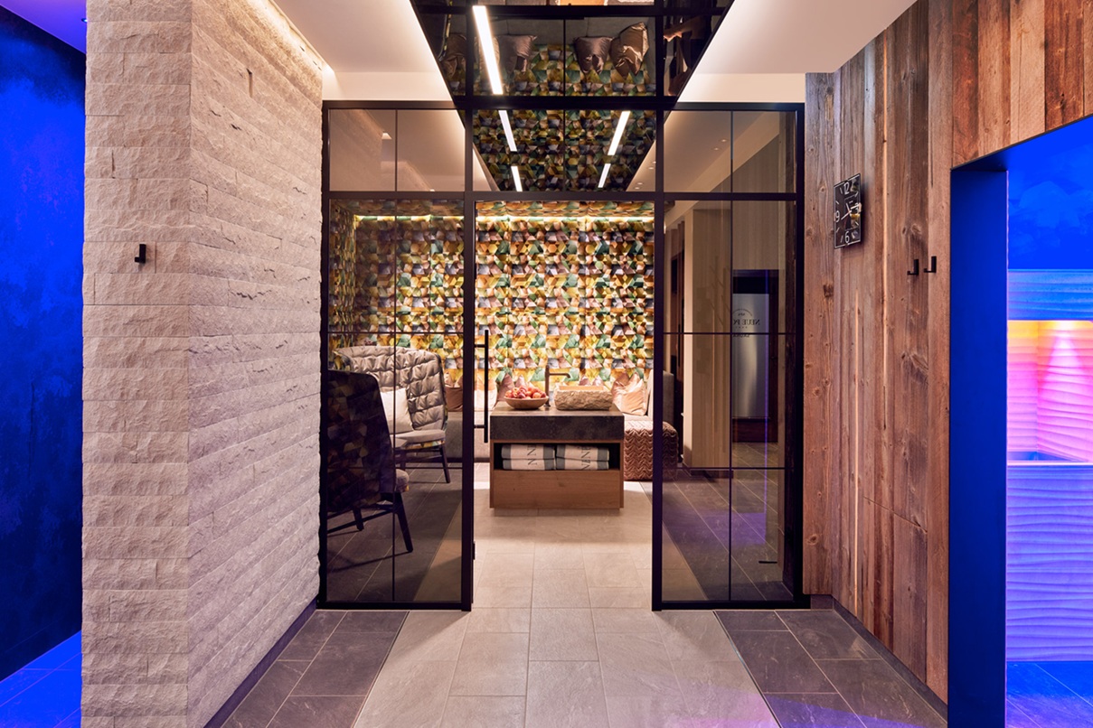 Moderner Ruheraum im Wellnesshotel im Zillertal – ideal für Flitterwochen in den Bergen und eine entspannte Hochzeitsreise in Tirol.