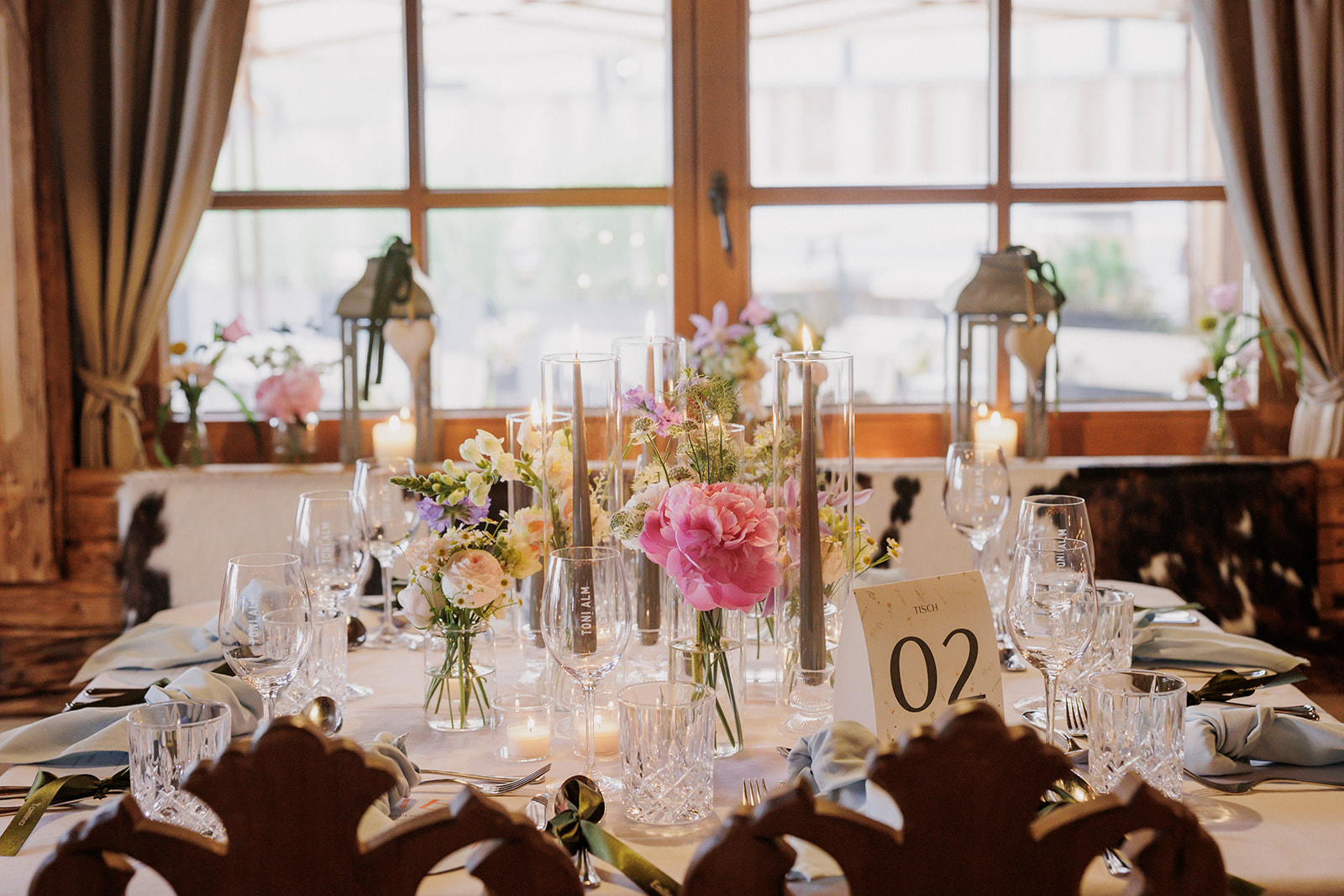 Tablesetting auf einer modernen Sommerhochzeit in den Kitzbüheler Alpen