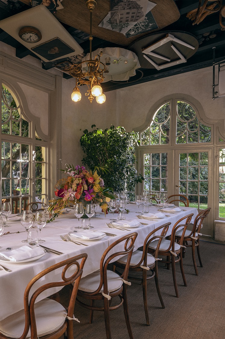 Festlich gedeckter Hochzeitssaal im Parkhotel Laurin Bozen – Hochzeitslocation in Südtirol mit großen Fenstern, Blumenarrangements und Alpenflair.