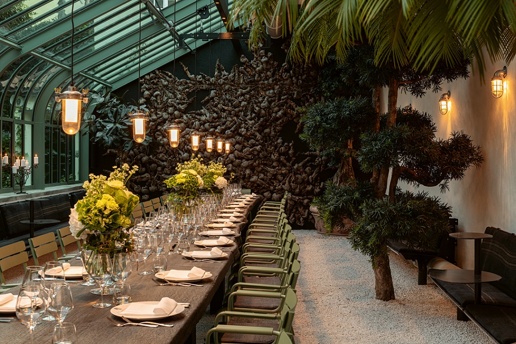 Exklusive Hochzeitslocation in Südtirol – stilvolle Tafel im Wintergarten des Parkhotel Laurin in Bozen, ideal für elegante Hochzeitsfeiern