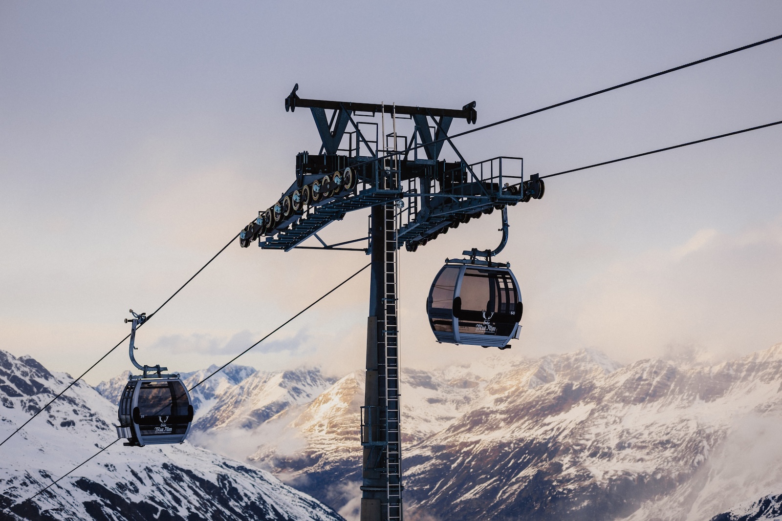 Hochzeitslocation in den Bergen Hochzeitsplaner Ronja Weddings Österreich Alpen Kitzbühel Tirol Gondel als Anreise für eine Winterhochzeit in den Bergen
