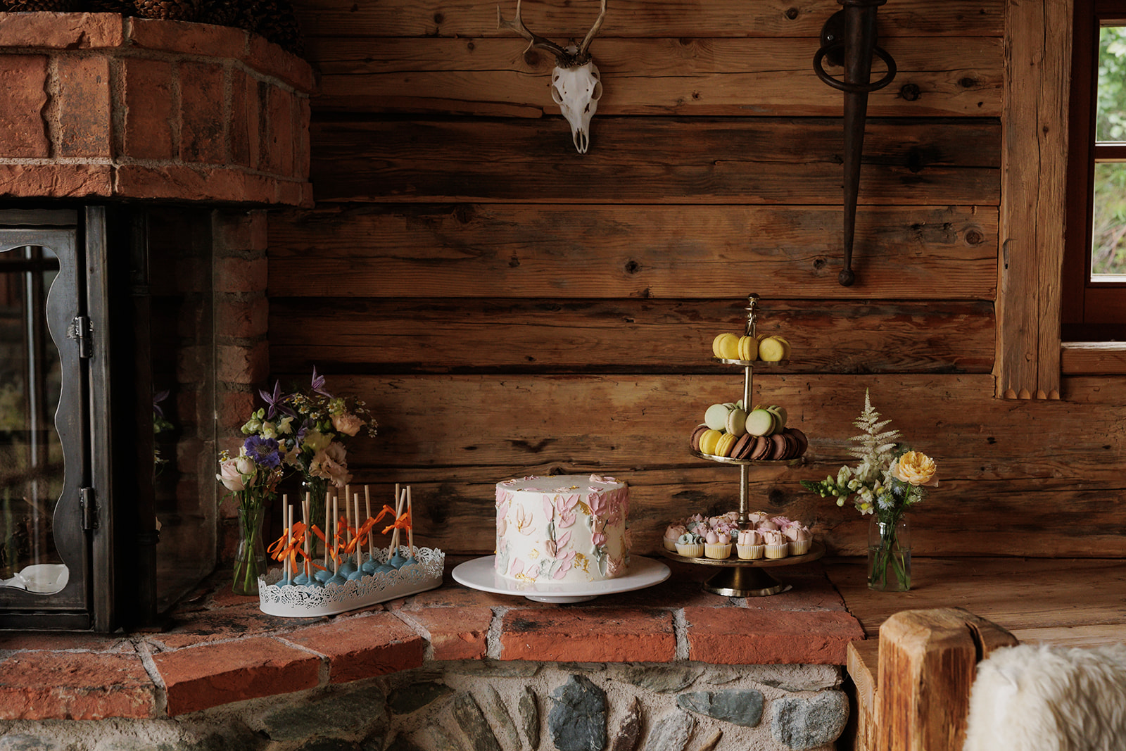 Sweet Table mit Hochzeitstorte, Cakepops & Macarons auf einer Hochzeit in den Bergen