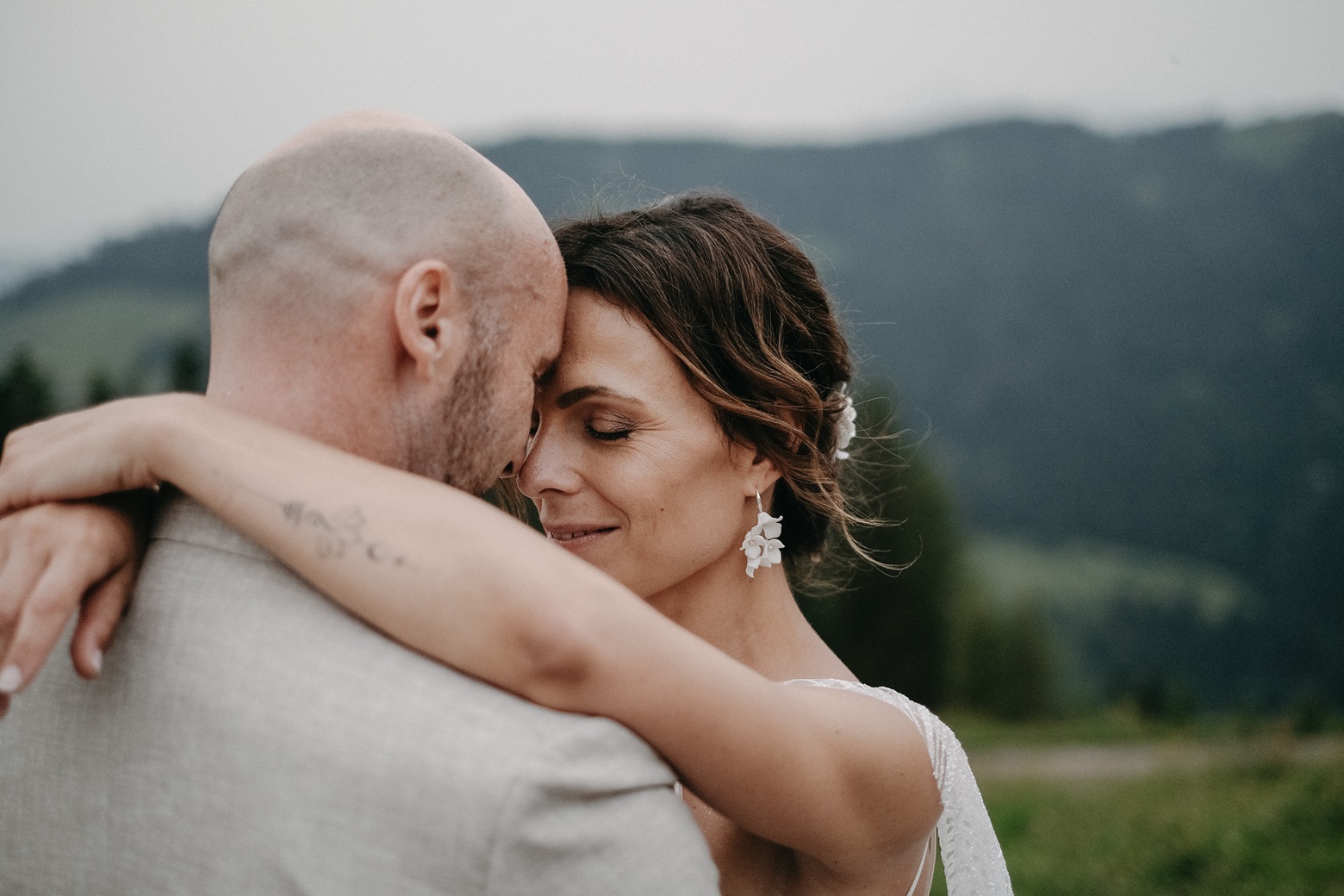 Hochzeitsplaner Österreich Alpen Schweiz Südtirol Winterhochzeit Almhochzeit Brautpaar bei ihrer Berghochzeit in Österreich im Sommer mit Wedding Day Manager