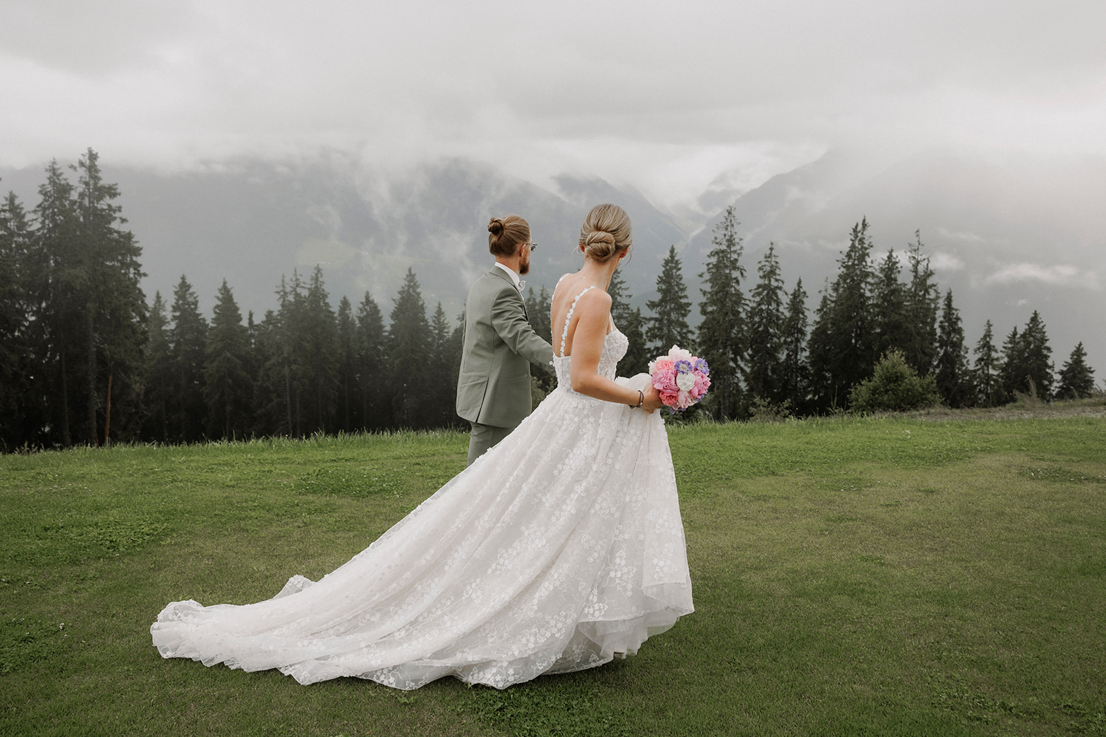 Brautpaar bei ihrer Sommerhochzeit auf der ToniAlm in Kitzbühel in Österreich