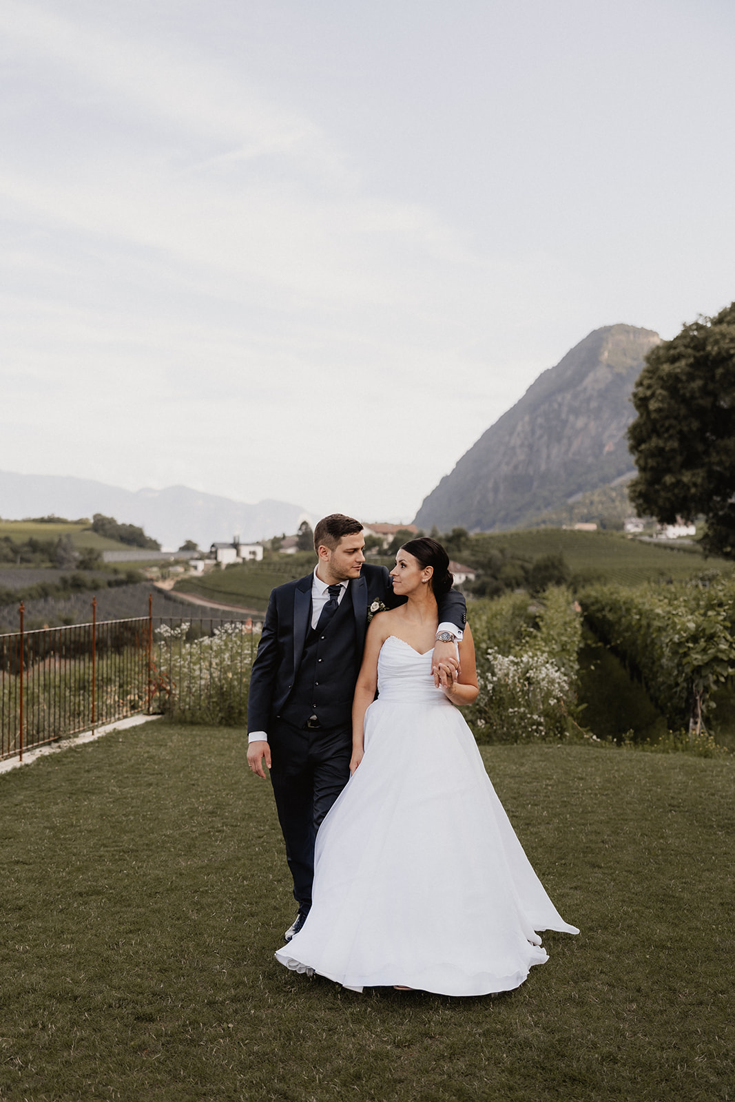 Brautpaar bei ihrer eleganten Berghochzeit in Südtirol mit Blick auf die Alpen – geplant von Hochzeitsplanerin für exklusive Hochzeiten in den Bergen.